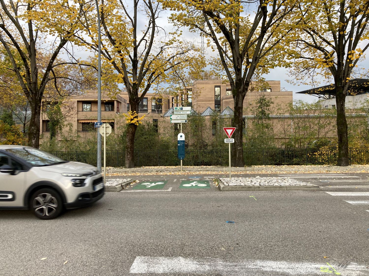 Traversée non sécurisée du quai des Allobroges