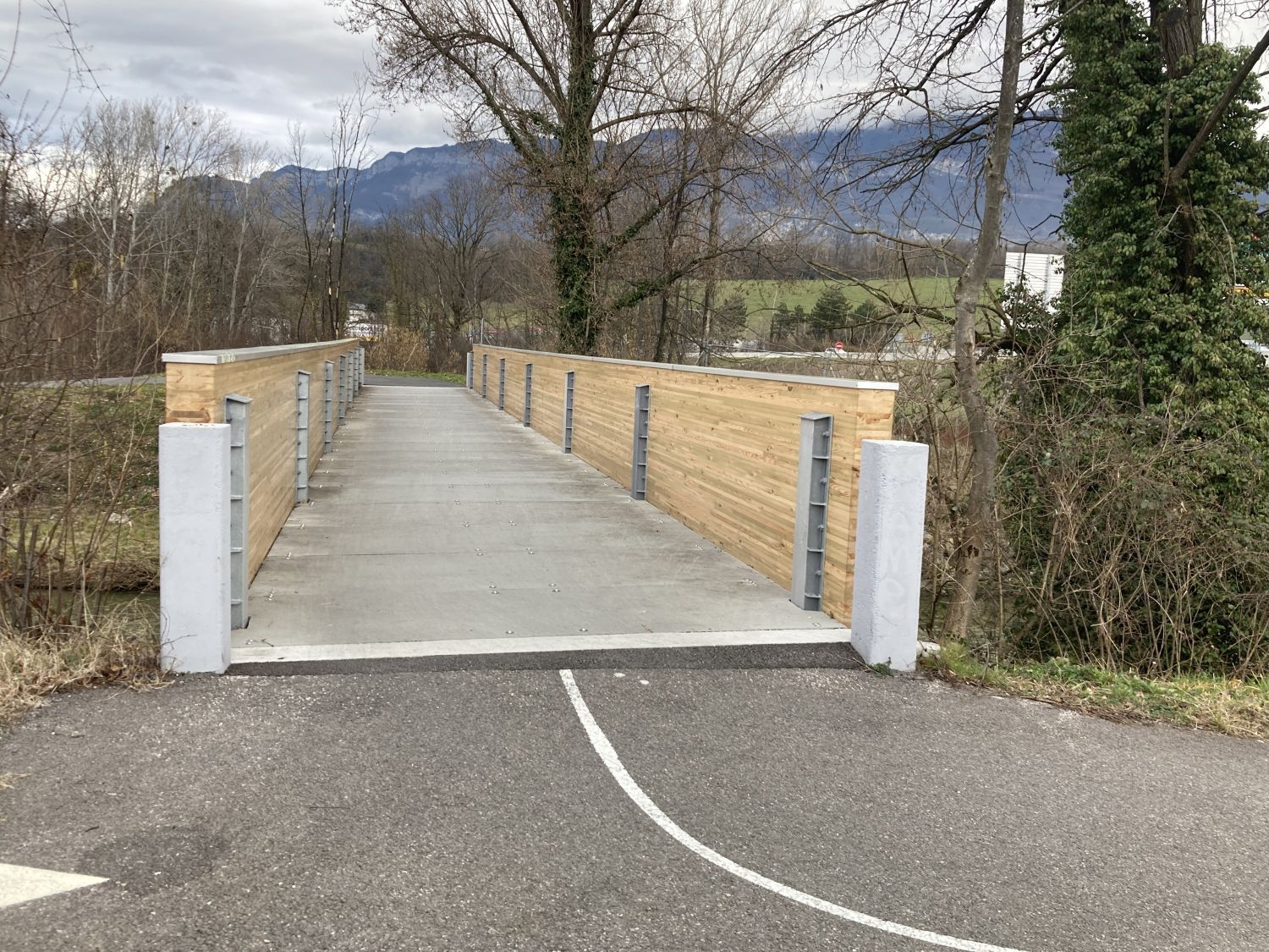 Passerelle cyclo-pietonne sur la Leysse