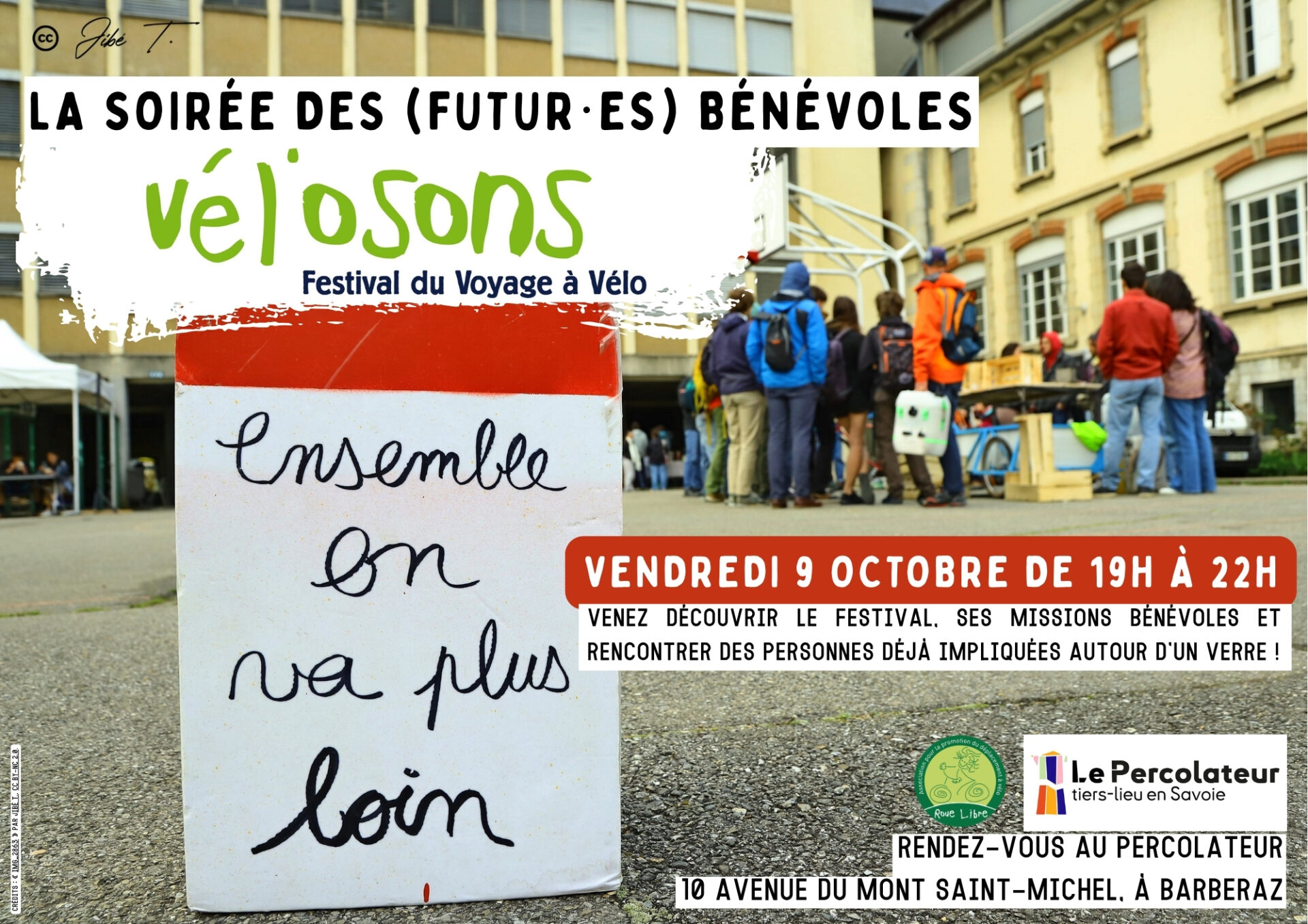 Affiche de la soirée des (futur⋅es) bénévoles du festival Vél'Osons organisée le vendredi 9 octobre au Percolateur. On voit une borne faite main, avec l'inscription "ensemble on va plus loin", et en arrière plan un groupe de personnes de dos, avec des vestes de différentes couleurs dans une cour d'école.