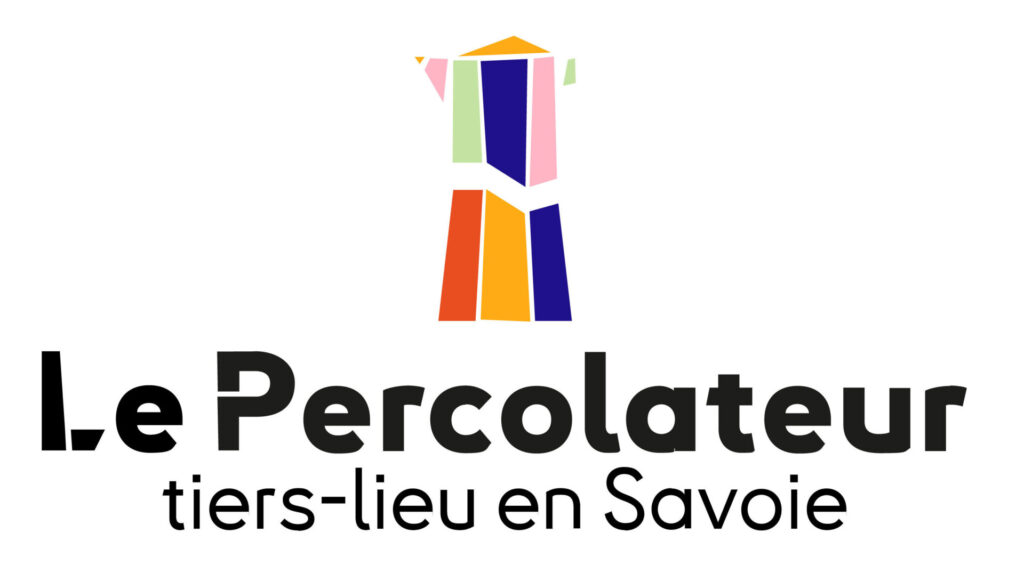 Logo du tiers-lieu Le Percolateur, en Savoie. On voit une forme de cafetière, constituée de divers traits de couleur avec l'inscription en-dessous : "Le Percolateur tiers-lieu en Savoie"
